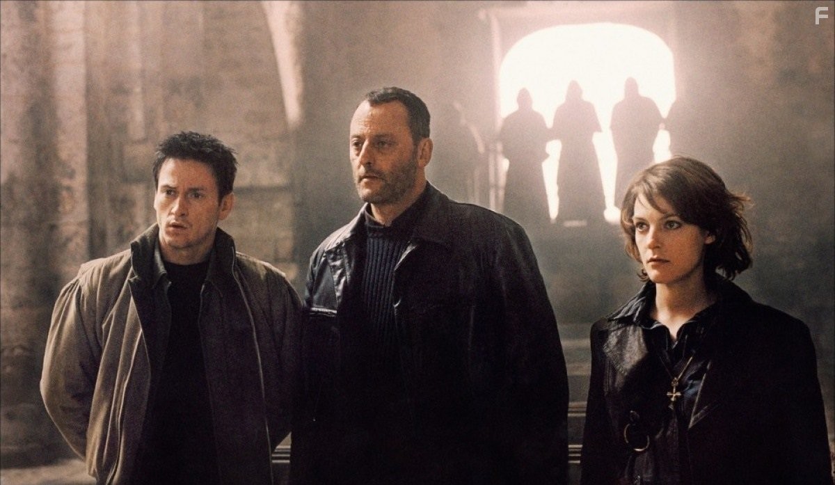 Jean Reno, Beno?t Magimel, and Camille Natta in Багровые реки 2: Ангелы апокалипсиса (2004)