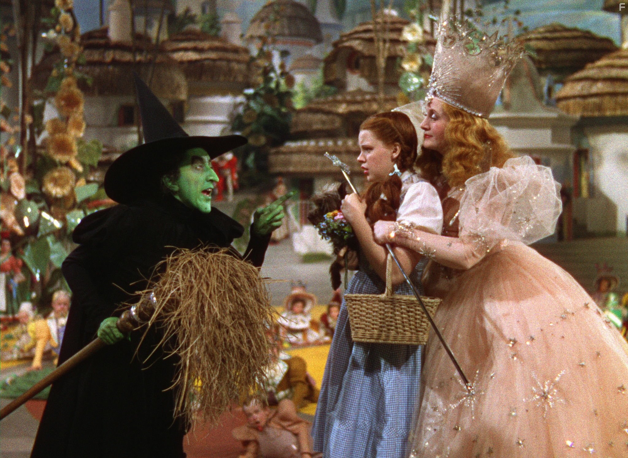 Judy Garland, Billie Burke, Margaret Hamilton, and Terry in Волшебник страны Оз (1939)