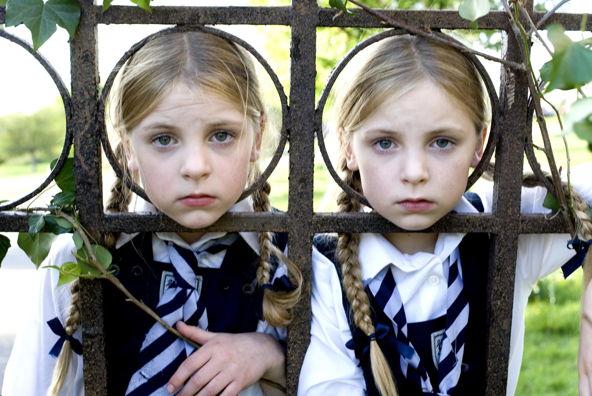 Holly Mackie and Cloe Mackie in Одноклассницы (2007)