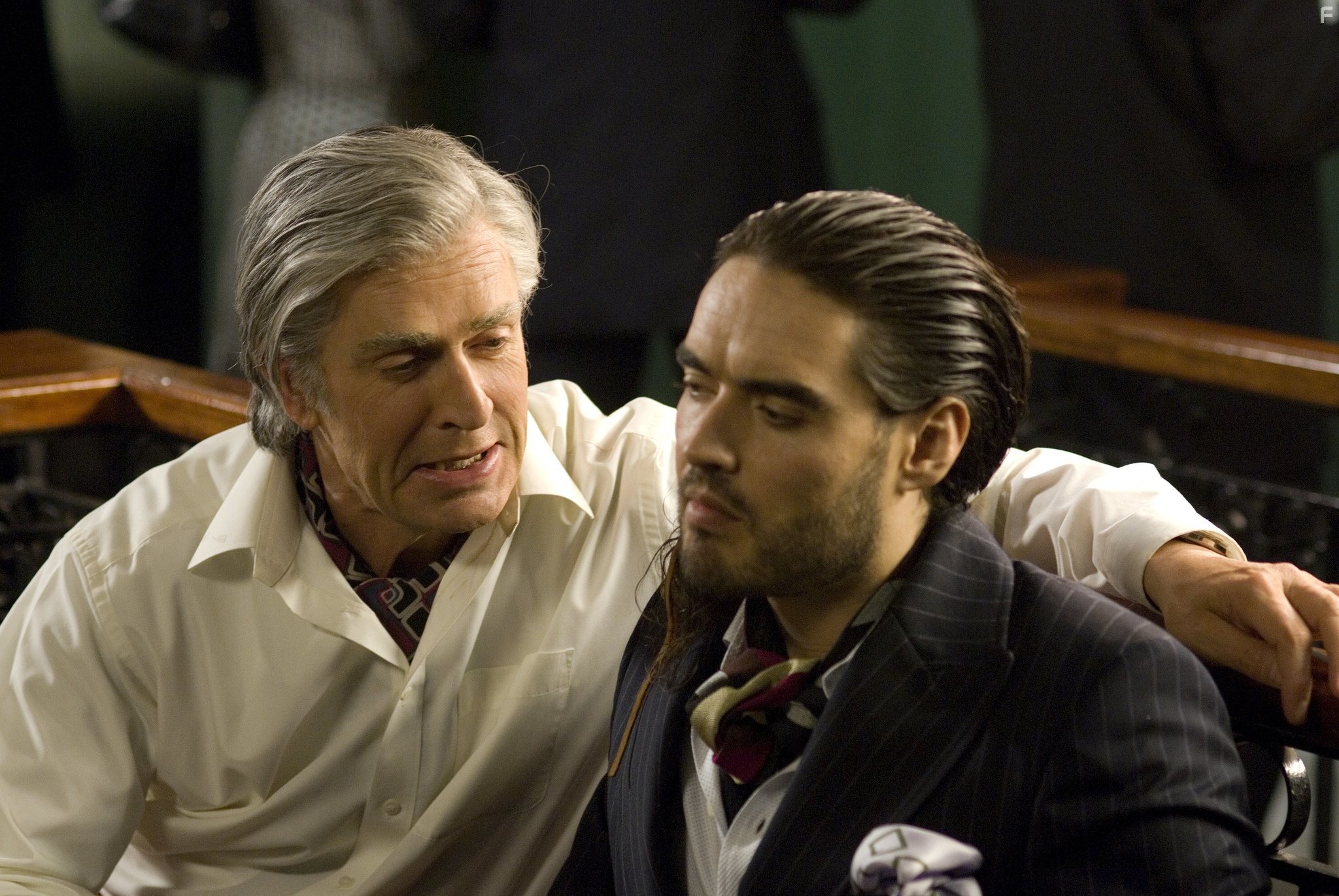Rupert Everett and Russell Brand in Одноклассницы (2007)