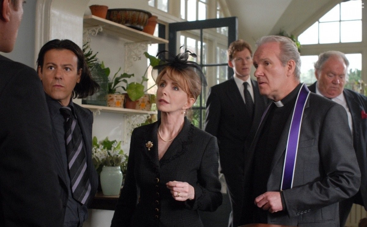 Rupert Graves and Jane Asher in Смерть на похоронах (2007)