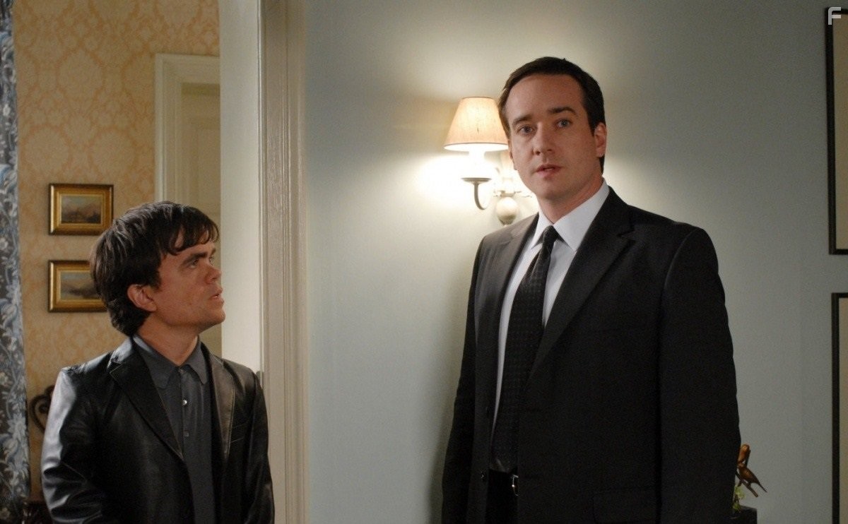 Peter Dinklage and Matthew Macfadyen in Смерть на похоронах (2007)