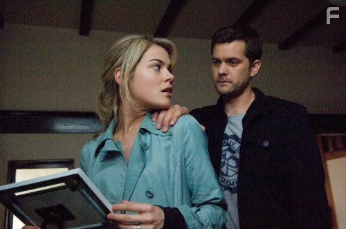 Joshua Jackson and Rachael Taylor in Фантомы (2008)
