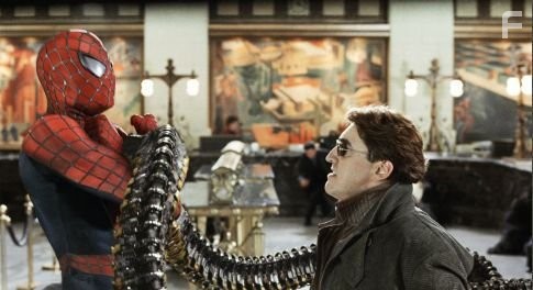 Alfred Molina and Tobey Maguire in Человек-пaук 2 (2004)