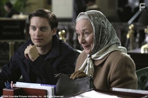 Tobey Maguire and Rosemary Harris in Человек-пaук 2 (2004)