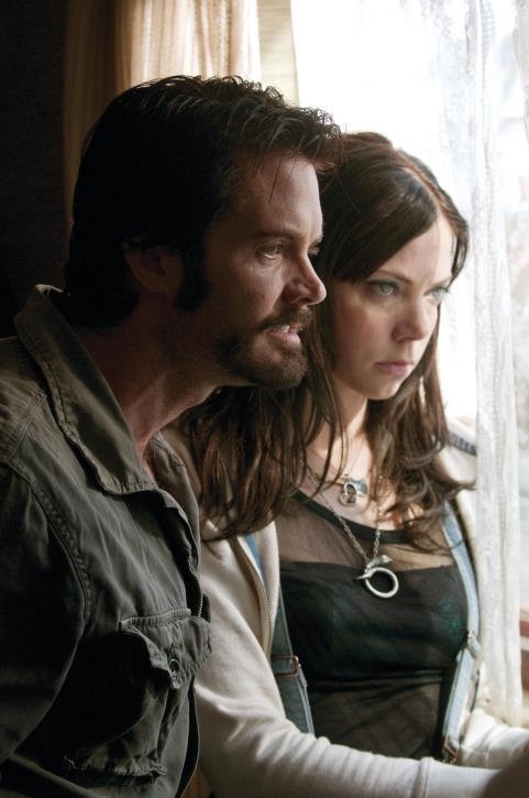 Garret Dillahunt and Riki Lindhome in Последний дом слева (2009)