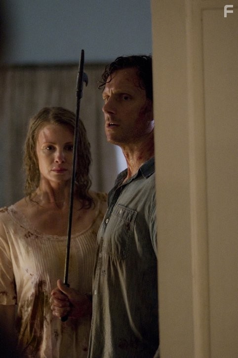 Tony Goldwyn and Monica Potter in Последний дом слева (2009)