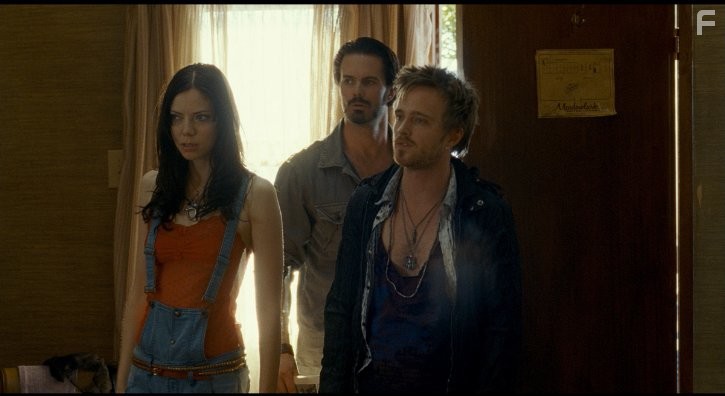 Garret Dillahunt, Martha MacIsaac, Aaron Paul, and Riki Lindhome in Последний дом слева (2009)