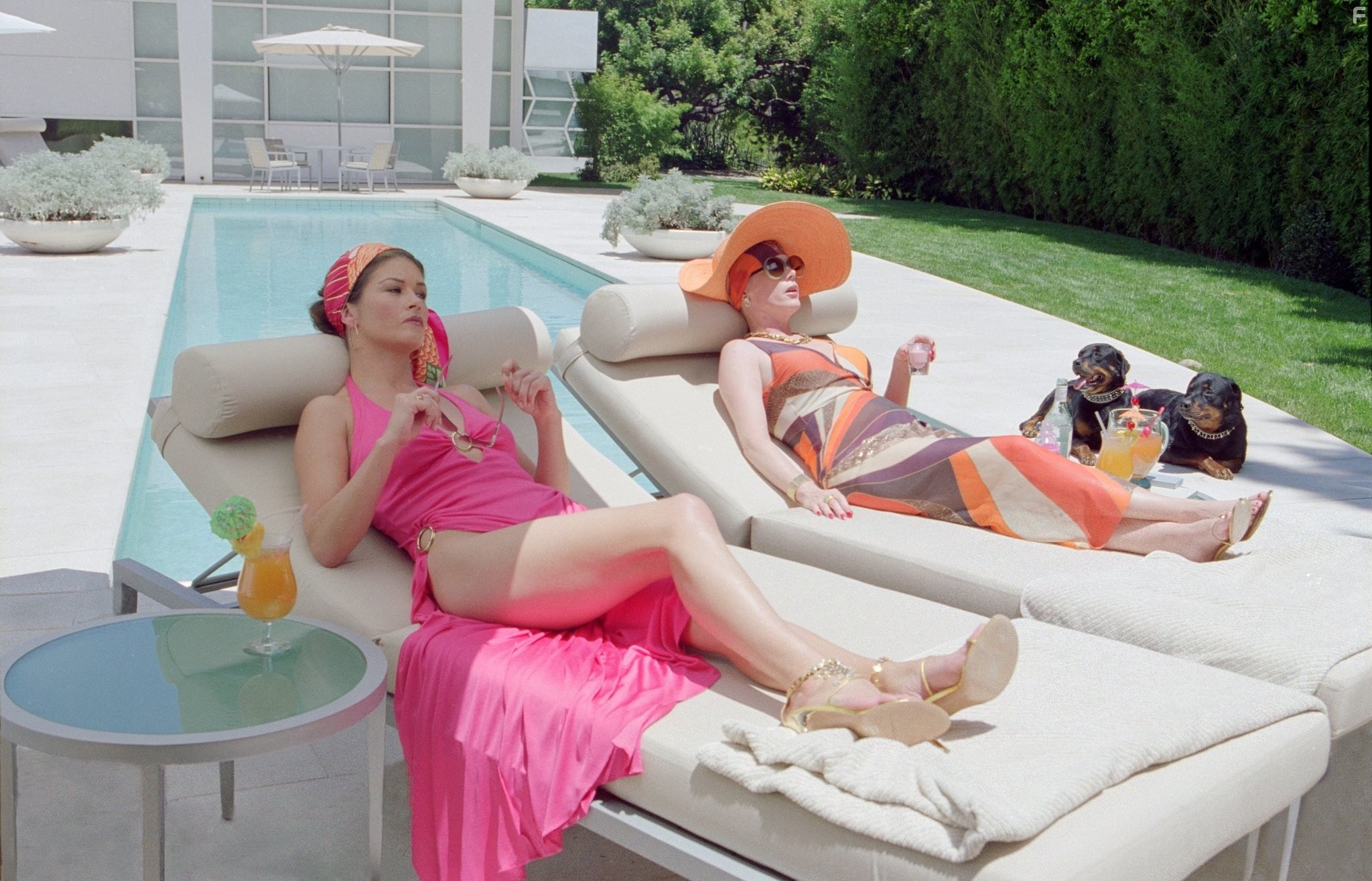 Catherine Zeta-Jones and Julia Duffy in Невыносимая жестокость (2003)