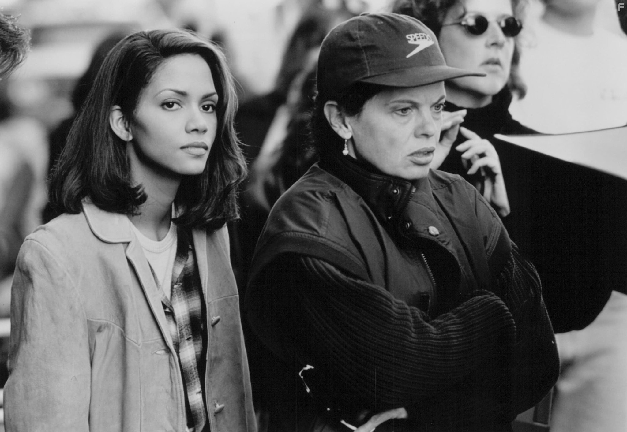 Halle Berry and Amy Holden Jones in Жена богача (1996)