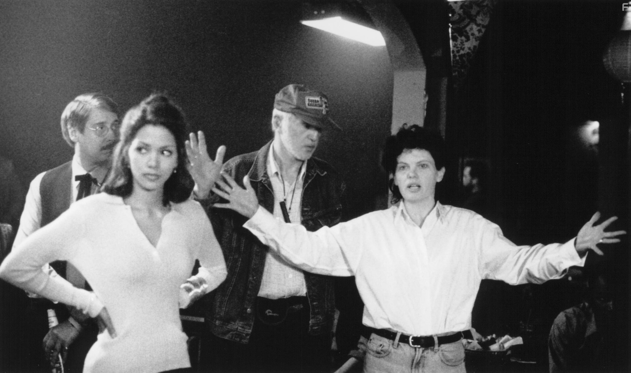 Halle Berry and Amy Holden Jones in Жена богача (1996)