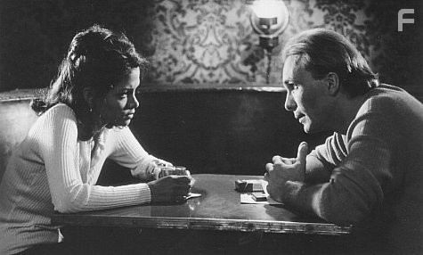 Halle Berry and Peter Greene in Жена богача (1996)