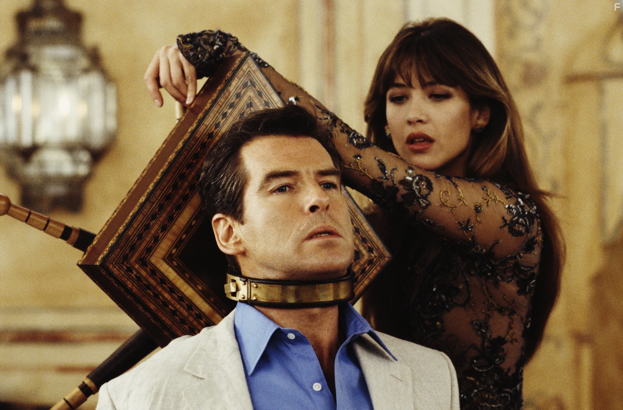 Pierce Brosnan and Sophie Marceau in И целого мира мало (1999)