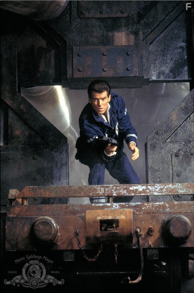 Pierce Brosnan in И целого мира мало (1999)