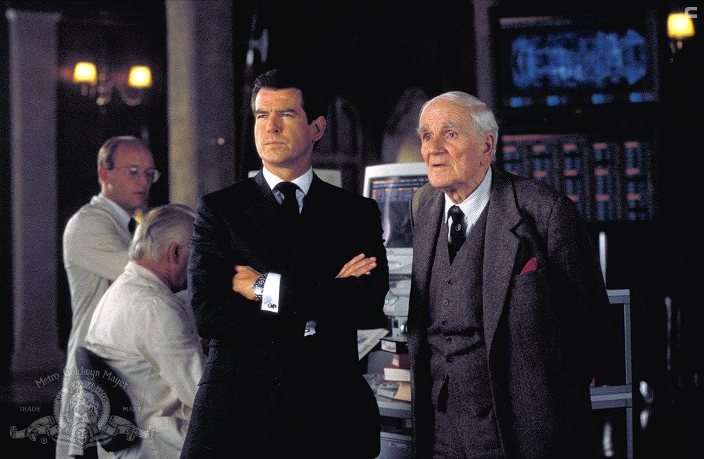 Pierce Brosnan and Desmond Llewelyn in И целого мира мало (1999)