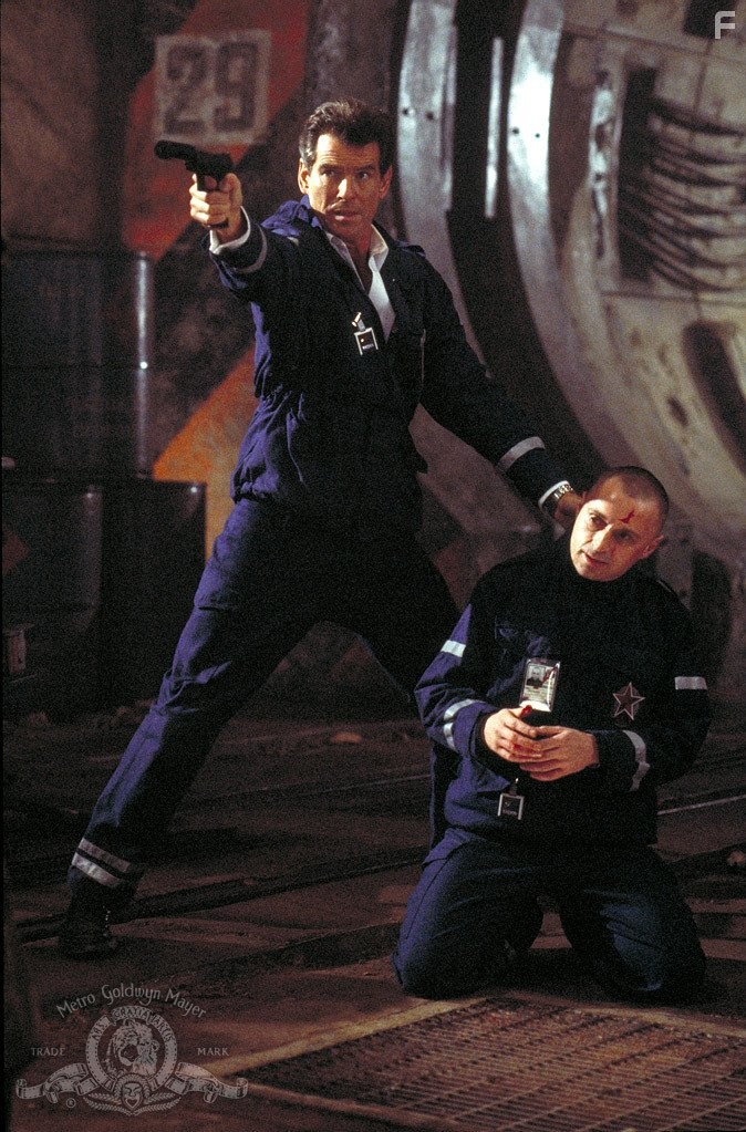Pierce Brosnan and Robert Carlyle in И целого мира мало (1999)