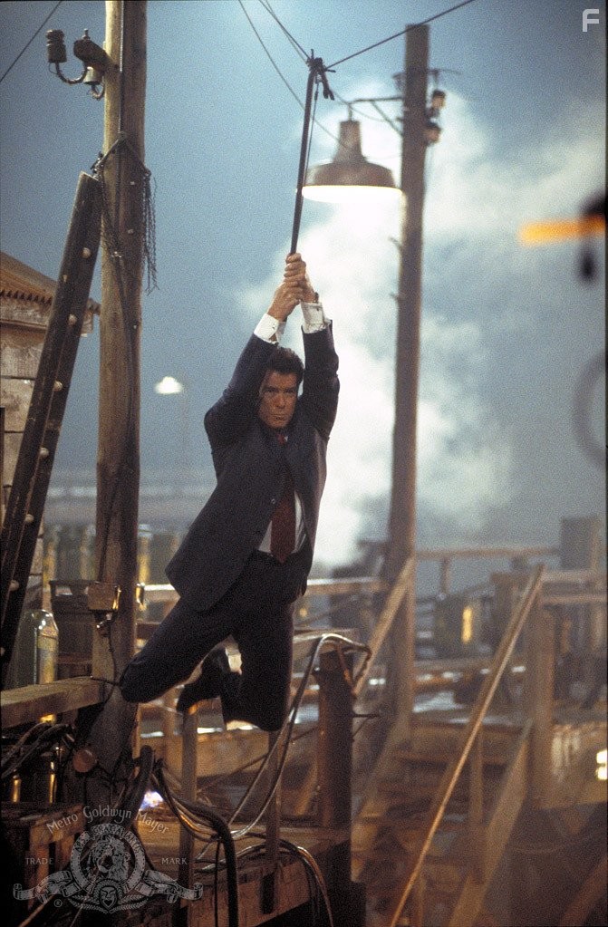 Pierce Brosnan in И целого мира мало (1999)
