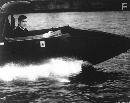 Pierce Brosnan in И целого мира мало (1999)