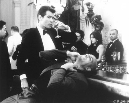 Pierce Brosnan in И целого мира мало (1999)