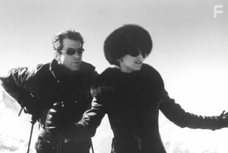 Pierce Brosnan and Sophie Marceau in И целого мира мало (1999)