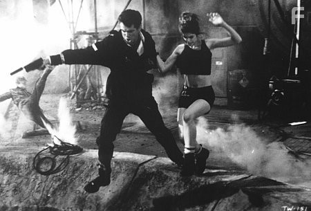 Pierce Brosnan and Denise Richards in И целого мира мало (1999)