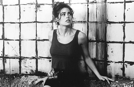 Denise Richards in И целого мира мало (1999)