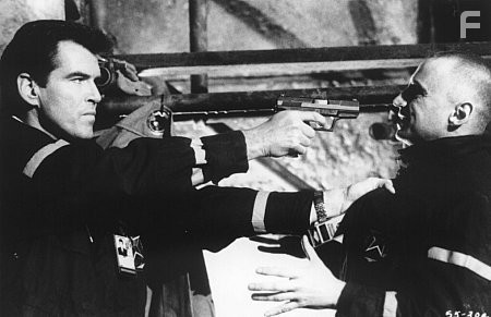 Pierce Brosnan and Robert Carlyle in И целого мира мало (1999)