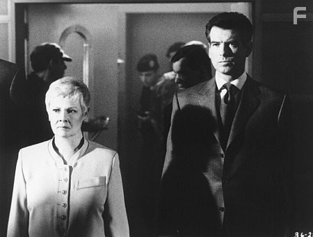Pierce Brosnan and Judi Dench in И целого мира мало (1999)