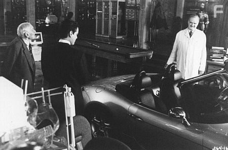 John Cleese, Pierce Brosnan, and Desmond Llewelyn in И целого мира мало (1999)