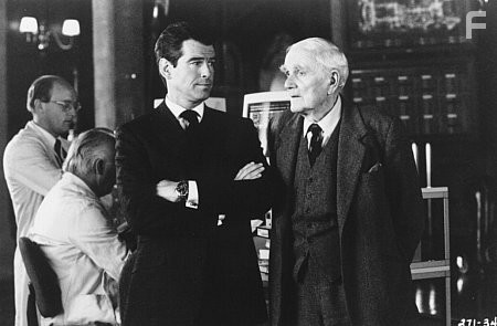 Pierce Brosnan and Desmond Llewelyn in И целого мира мало (1999)