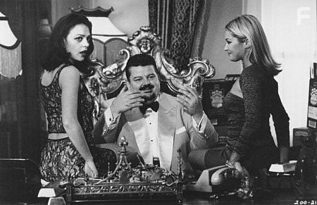 Robbie Coltrane in И целого мира мало (1999)