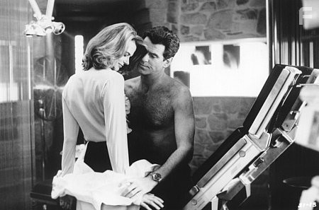 Pierce Brosnan and Serena Scott Thomas in И целого мира мало (1999)