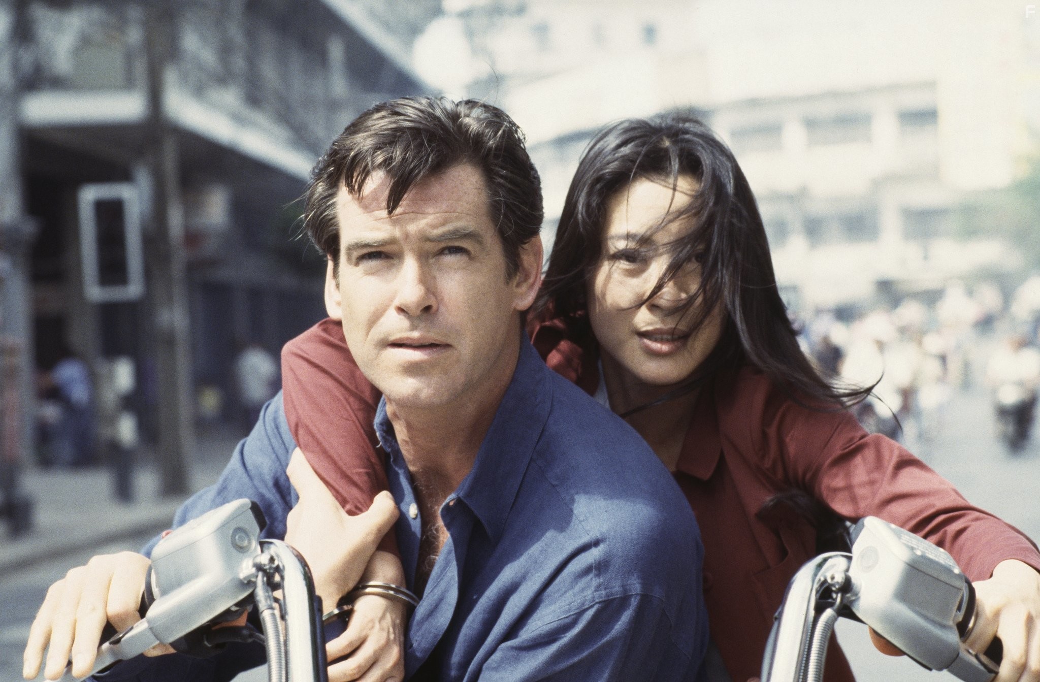 Pierce Brosnan and Michelle Yeoh in Завтра не умрёт никогда (1997)