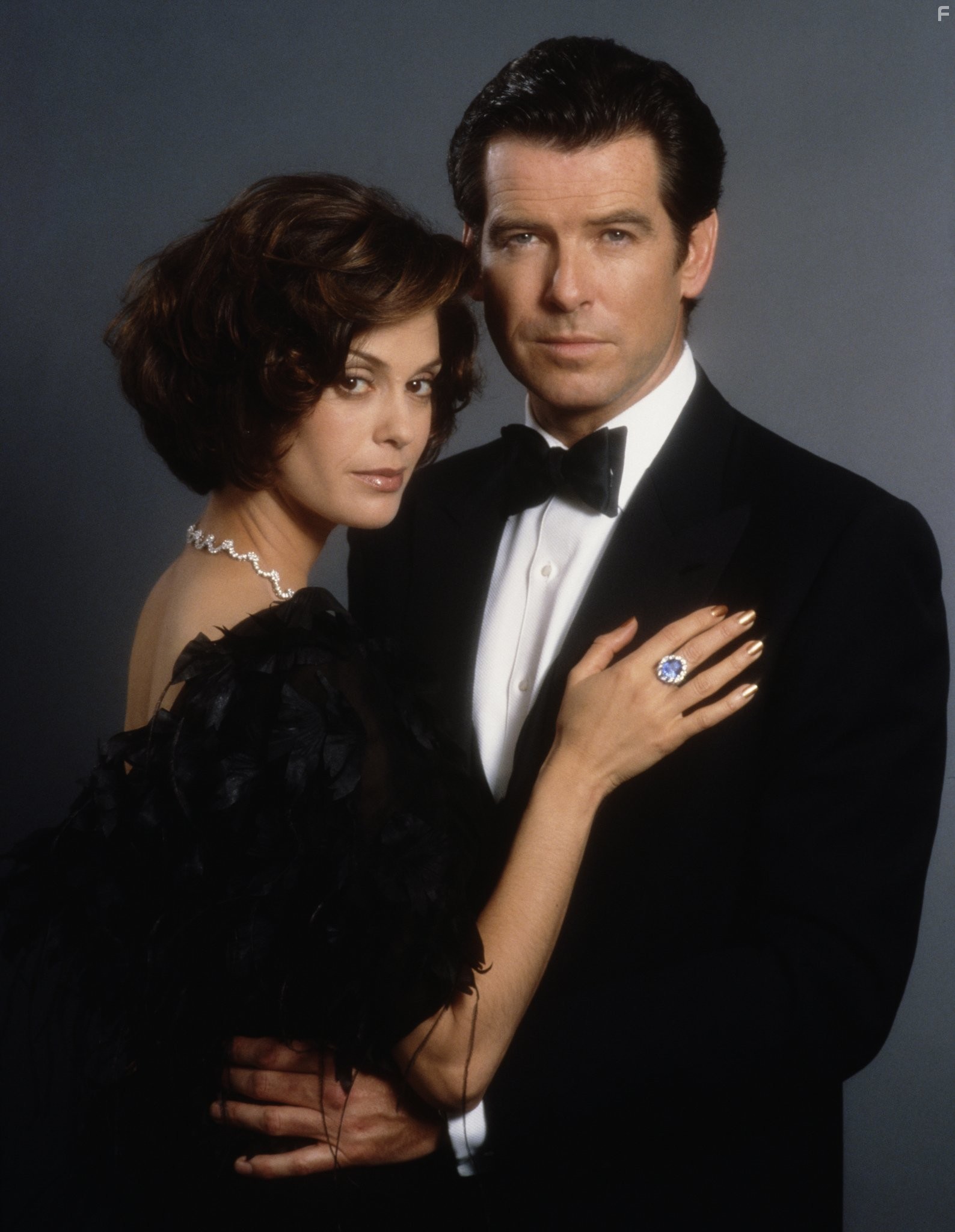 Pierce Brosnan and Teri Hatcher in Завтра не умрёт никогда (1997)