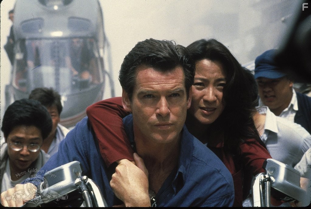 Pierce Brosnan and Michelle Yeoh in Завтра не умрёт никогда (1997)
