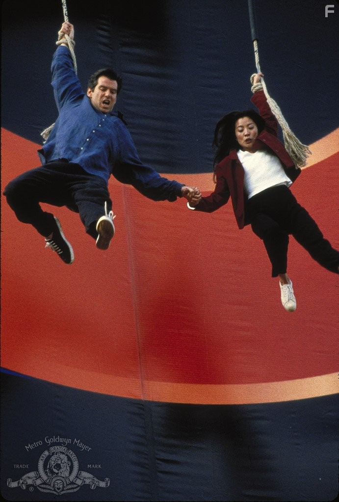 Pierce Brosnan and Michelle Yeoh in Завтра не умрёт никогда (1997)