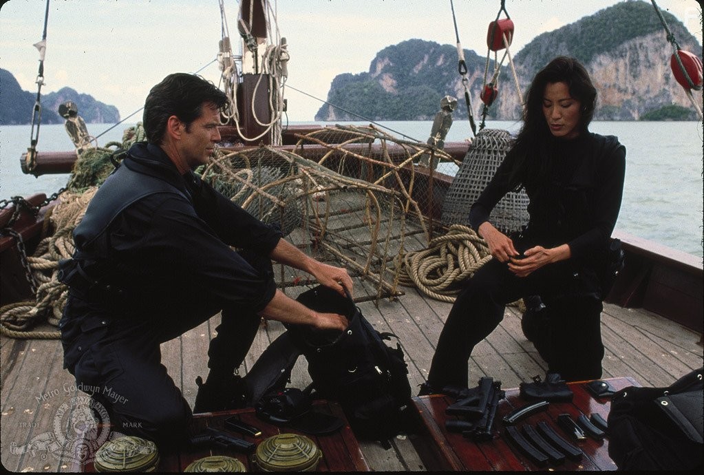 Pierce Brosnan and Michelle Yeoh in Завтра не умрёт никогда (1997)