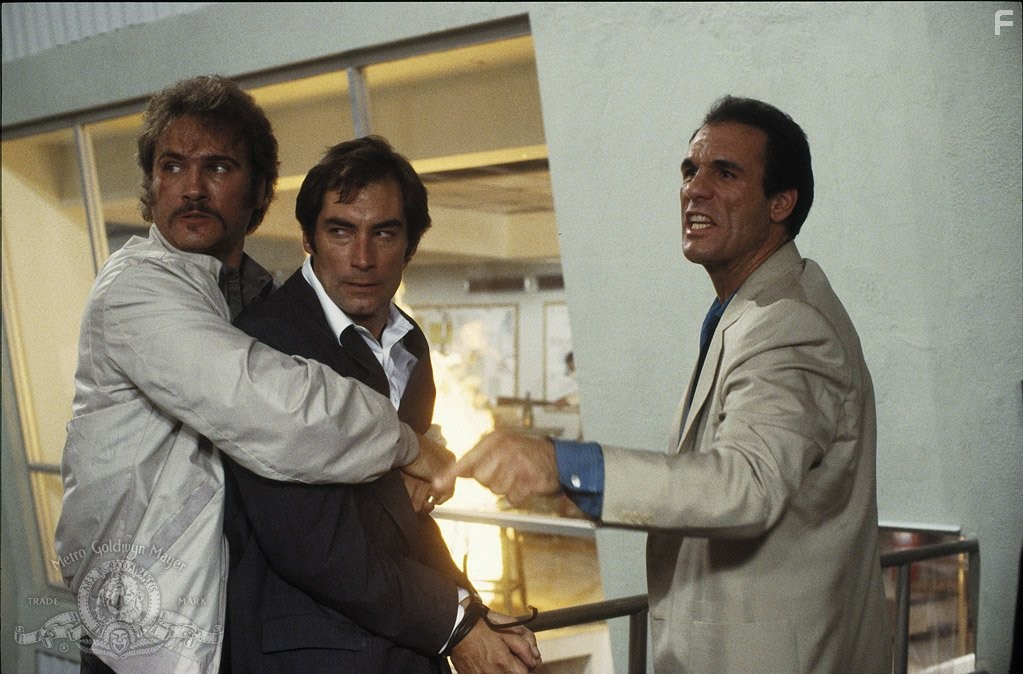 Timothy Dalton, Robert Davi, and Guy De Saint Cyr in Лицензия на убийство (1989)