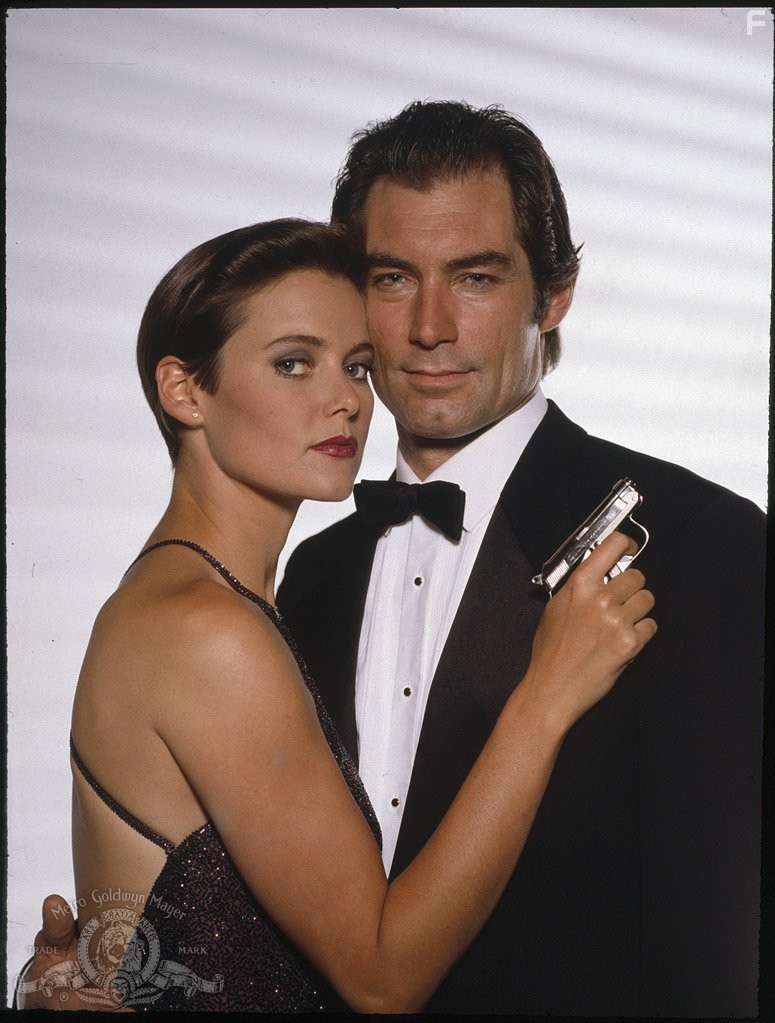 Carey Lowell and Timothy Dalton in Лицензия на убийство (1989)