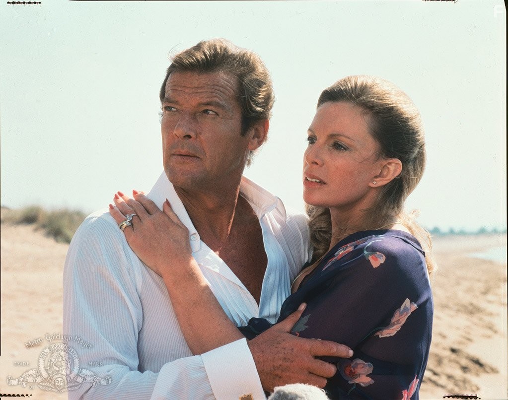 Roger Moore and Cassandra Harris in Только для твоих глаз (1981)