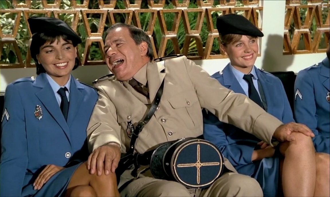 Michel Galabru, Sophie Michaud, and Catherine Serre in Жандарм и жандарметки (1982)