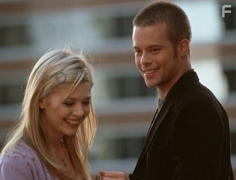 Tara Reid and Brad Rowe in Обнаженные тела (1999)