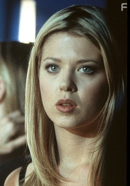 Tara Reid in Обнаженные тела (1999)