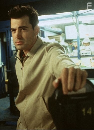 Ron Livingston in Обнаженные тела (1999)