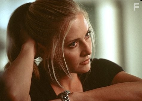 Emily Procter in Обнаженные тела (1999)