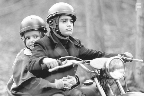 Hatty Jones and Kristian de la Osa in Мадлен (1998)