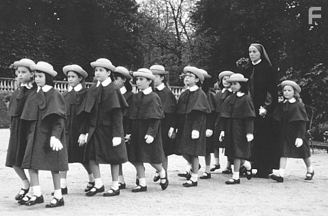 Frances McDormand and Hatty Jones in Мадлен (1998)