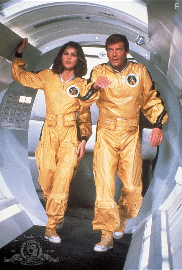 Roger Moore and Lois Chiles in Лунный гонщик (1979)