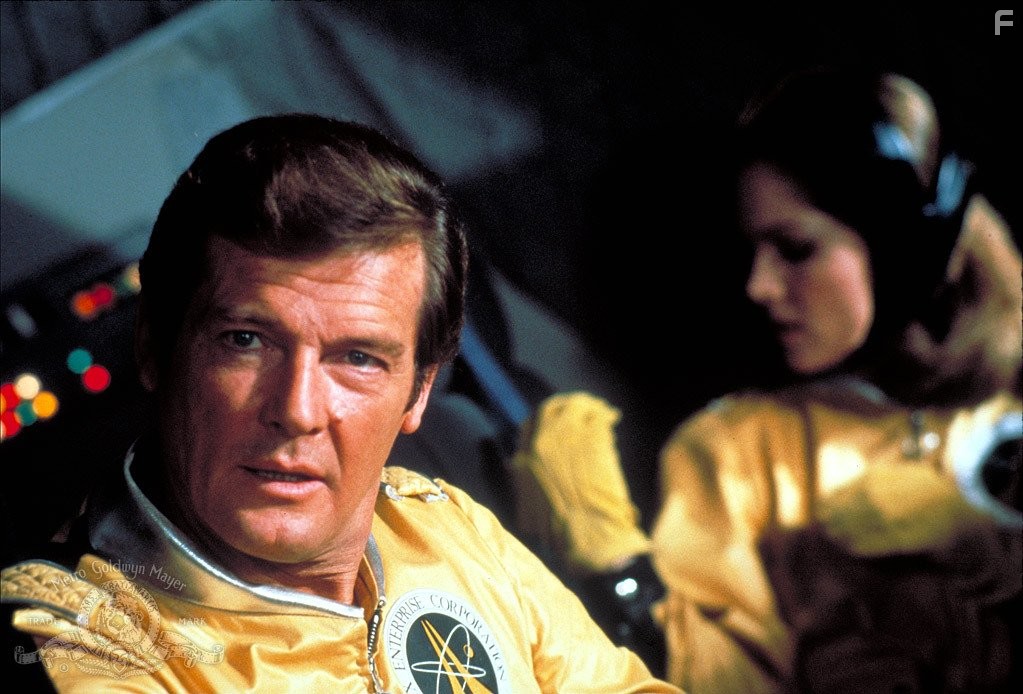 Roger Moore and Lois Chiles in Лунный гонщик (1979)