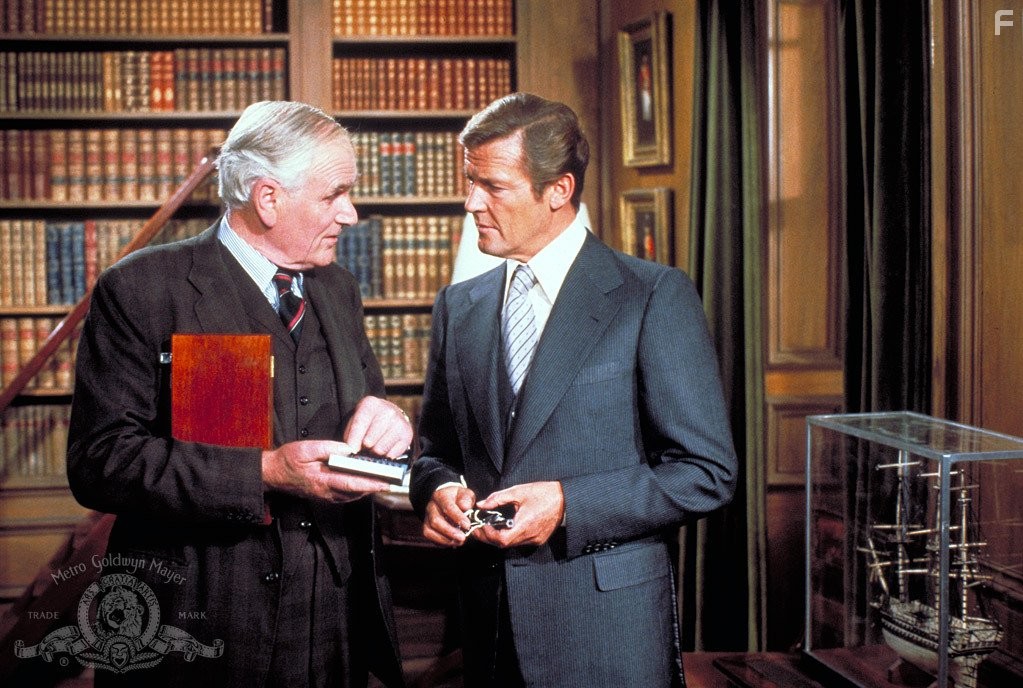Roger Moore and Desmond Llewelyn in Лунный гонщик (1979)